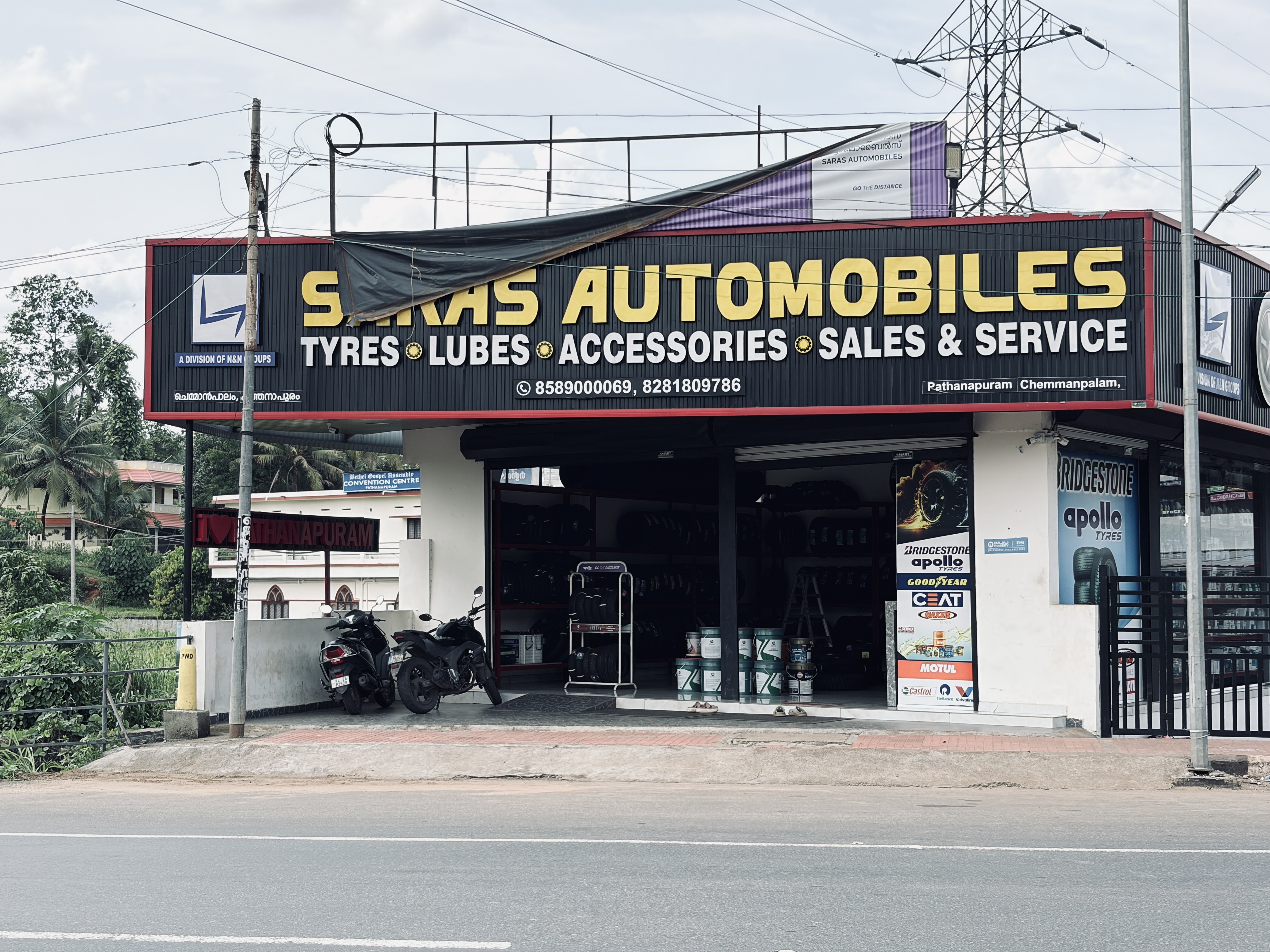 Vehicle tyre fitting and alignment at SARAS Automobiles Kerala