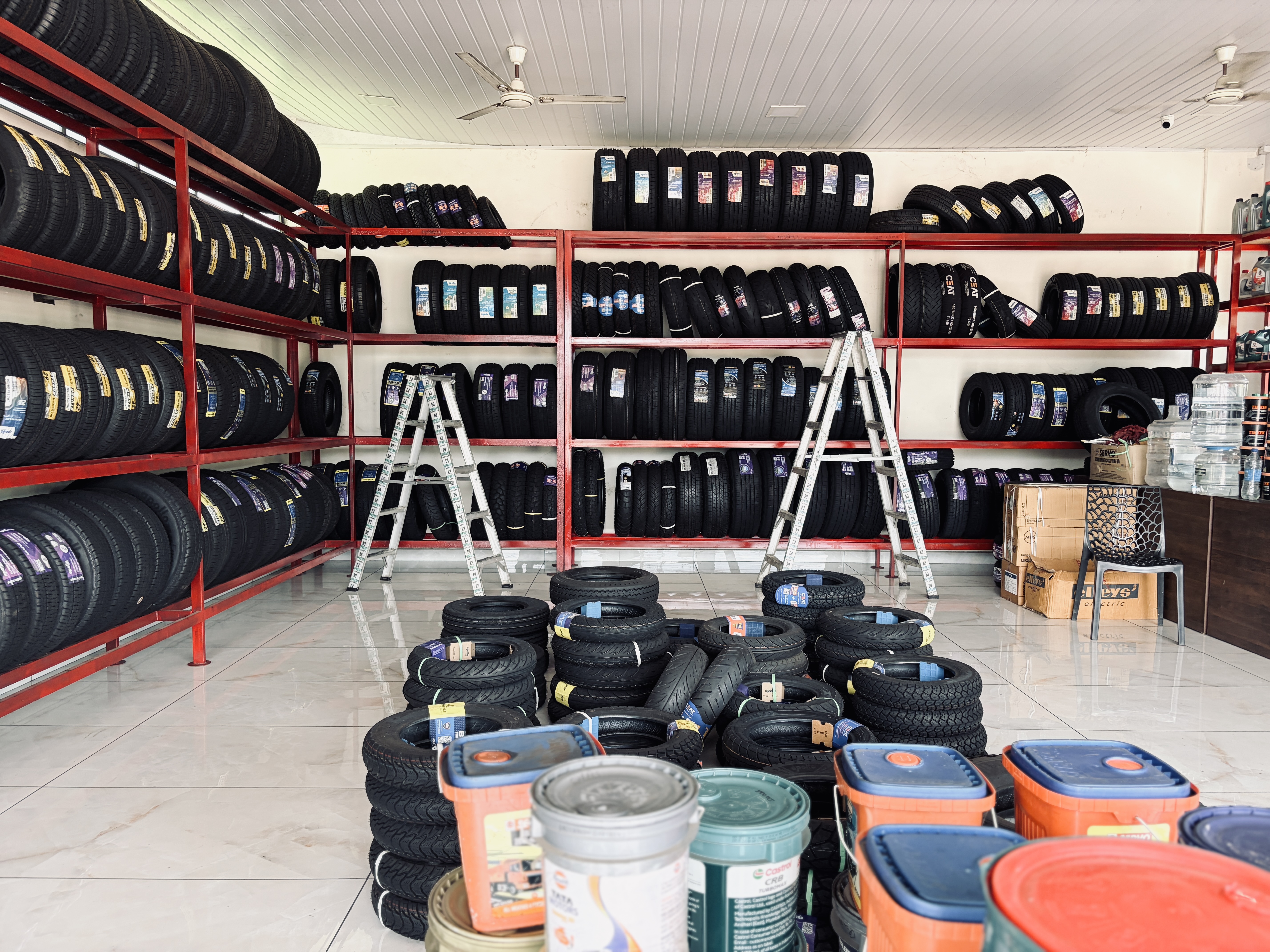 Premium car tyre fitting and balancing service at SARAS Automobiles Kerala